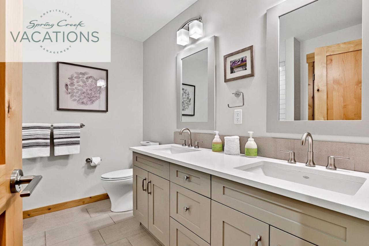 White Spruce Lodge By Spring Creek Vacations キャンモア 部屋 写真
