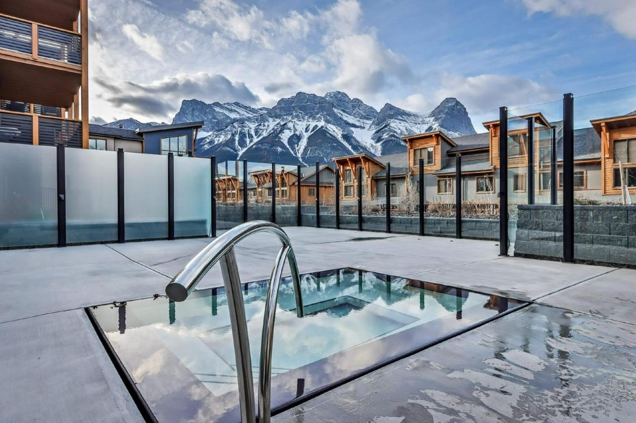 White Spruce Lodge By Spring Creek Vacations キャンモア エクステリア 写真
